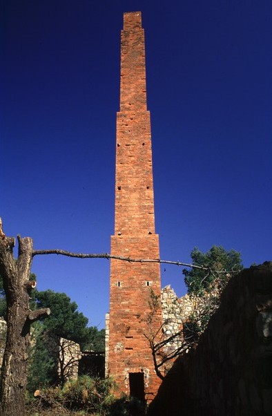 CHEMINEE DE L'ANCIENNE USINE.