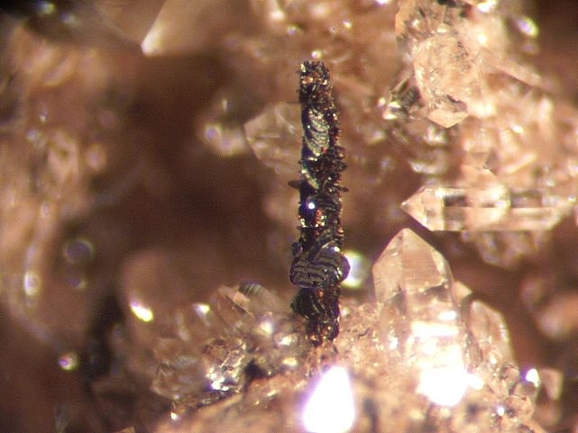 LES TROIS THERMES  QUARTZ RECOUVERT D'HEMATITE.