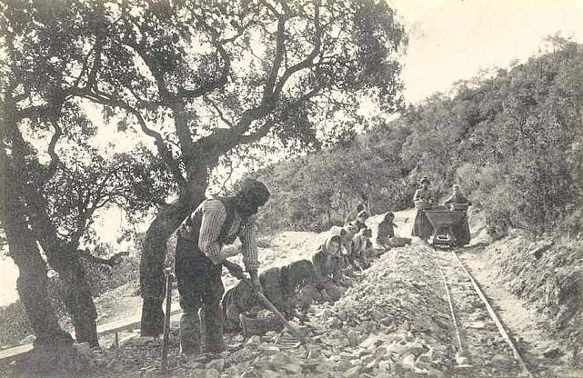 MINE TRIAGE DU MINERAI PAR LES FEMMES.