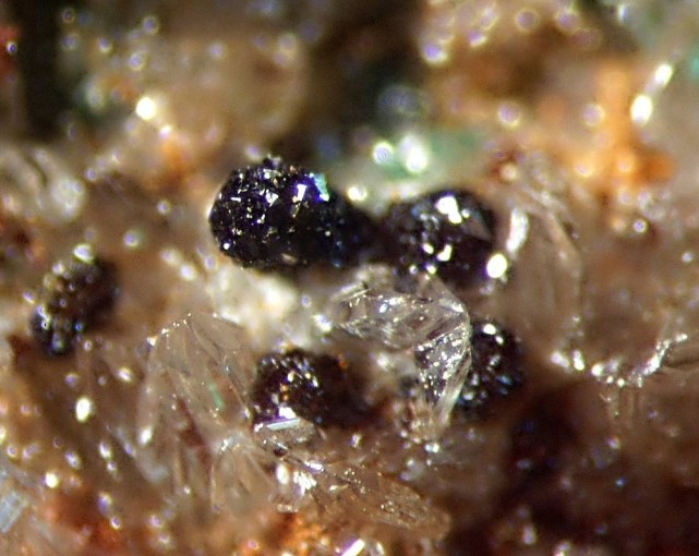 PHARMACOSIDERITE NOIRE et CERUSITE.