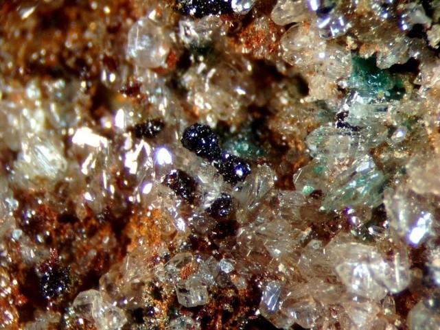 PHARMACOSIDERITE NOIRE et CERUSITE.